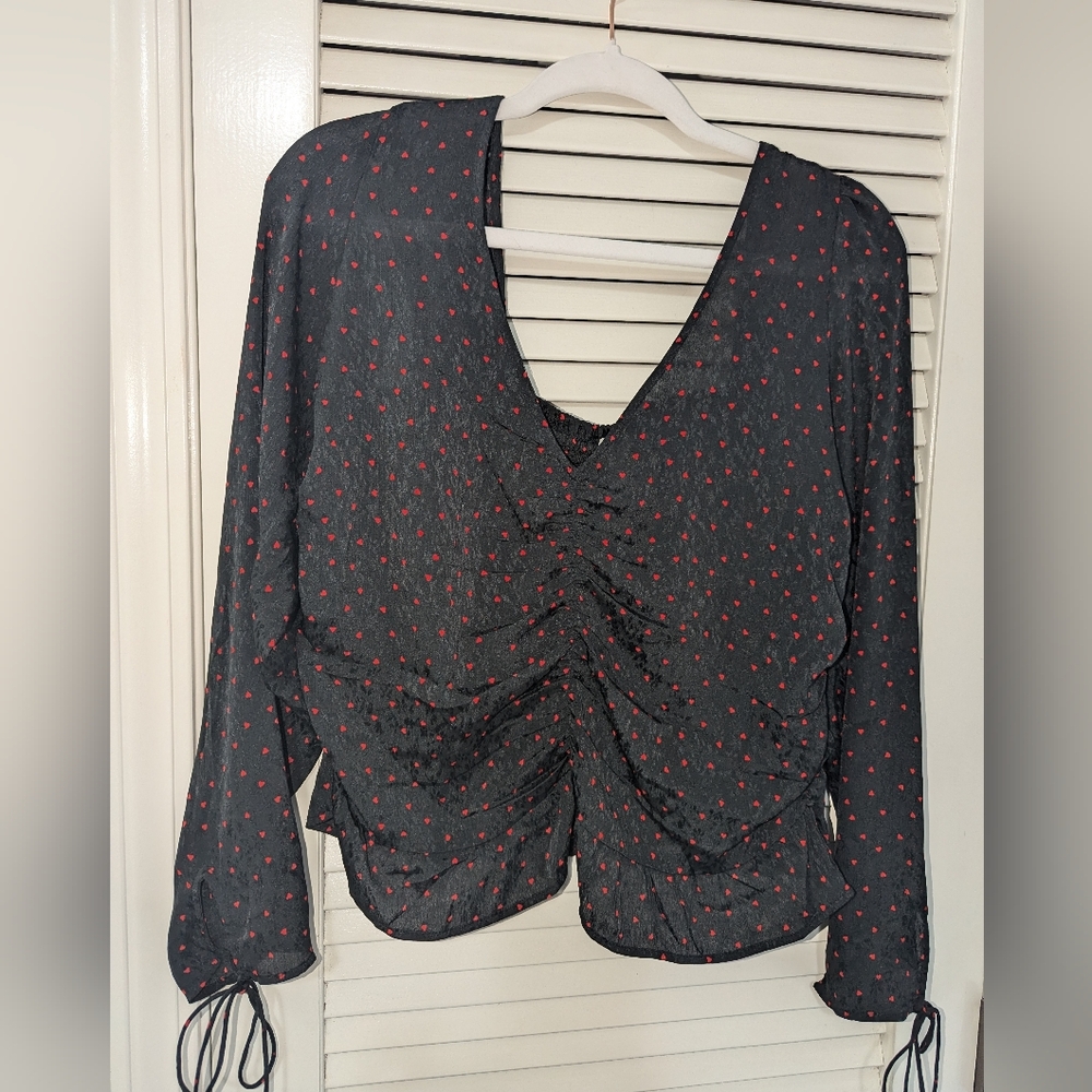 Black puff-sleeved top w/ red hearts❤️